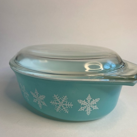 Vintage Pyrex Turquoise Snowflake 1 1/2 Quart Casserole Dish with Original Lid - Picture 9 of 11
